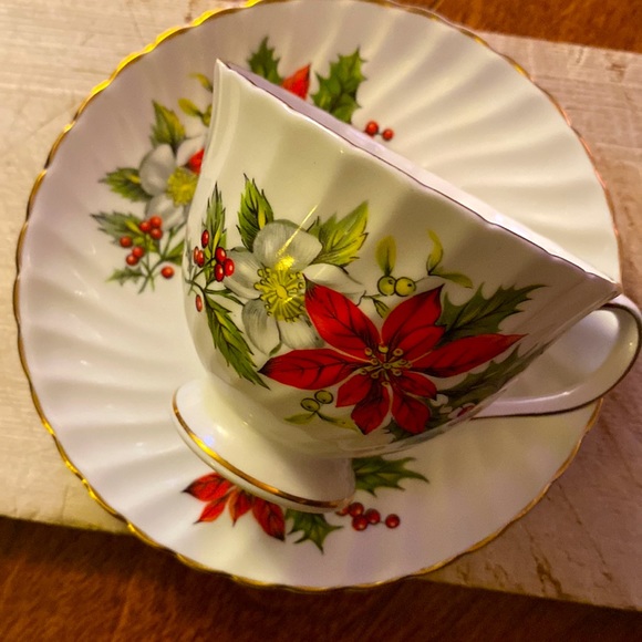 Royal Adderley poinsettia tea cup and saucer - Picture 2 of 5